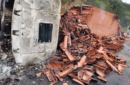 Caminhão com telhas tomba e incendeia na Serra das Pias, em Palmeira dos Índios