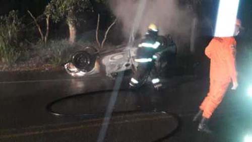 Carro capota, pega fogo e deixa dois feridos na AL-210