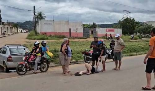 Mulher fica ferida em acidente entre motociclista e carro na BR-316, em Palmeira dos Índios
