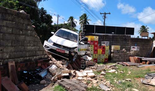 Para evitar colisão, taxista perde o controle do carro e destrói muro de marcenaria na AL 101 Norte