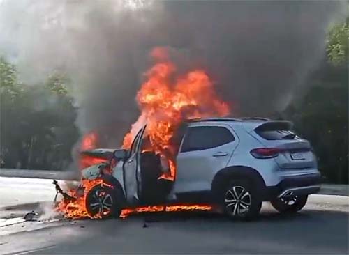Carro e motocicleta pegam fogo após colisão em Paripueira