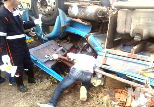 Caminhão capota e deixa dois mortos na AL-130 em Pão de Açúcar 