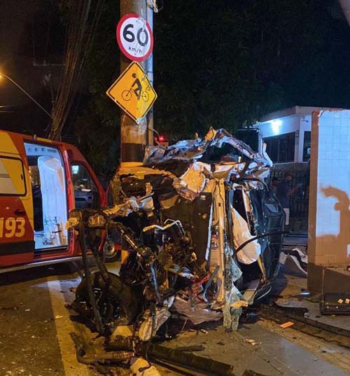Colisão deixa rastro de destruição próximo à Praça Centanário; vítima resgatada com vida