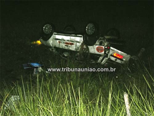 Taxi de Maceió capota e deixa 3 feridos após cair em buraco na BR-104 na zona rural de União dos Palmares