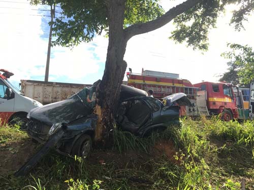 Carro bate em árvore e deixa um morto e feridos em Penedo, AL