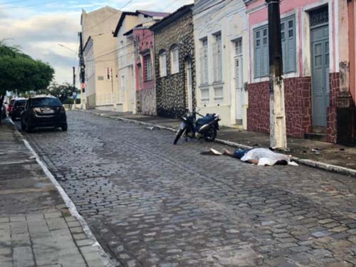 Durante madrugada, homem morre ao colidir motocicleta em poste no Centro de Penedo