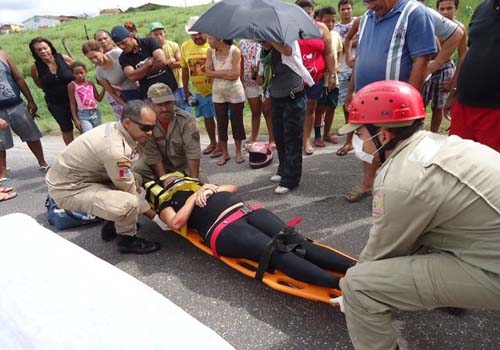 Ao se desprender de pick-up, colchão derruba condutor e passageira de motocicleta 