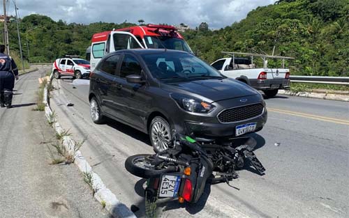 Motociclista de aplicativo morre em choque com carro na Pierre Chalita