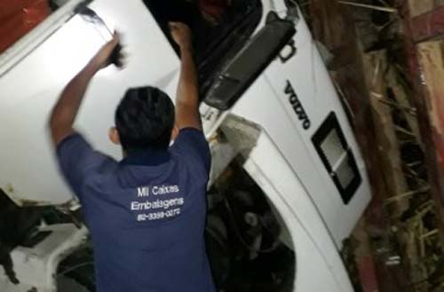 Motorista fica preso às ferragens em acidente entre carreta e caminhão na BR-316