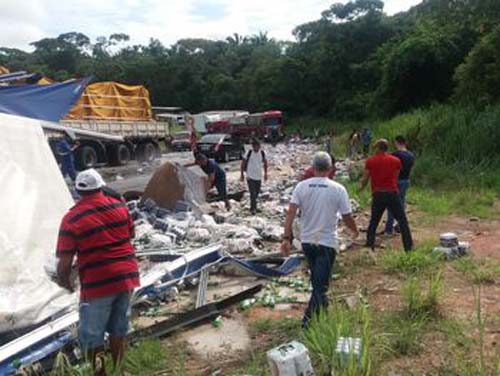 Condutores ficam feridos após caminhões que transportavam bebidas colidirem na BR-101
