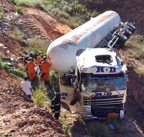 Carreta tomba em trecho da BR 101 em Pilar; motorista foi socorrido pelo CBM