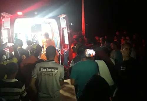 Grávida e feto morrem após carro colidir em árvore na BR-104