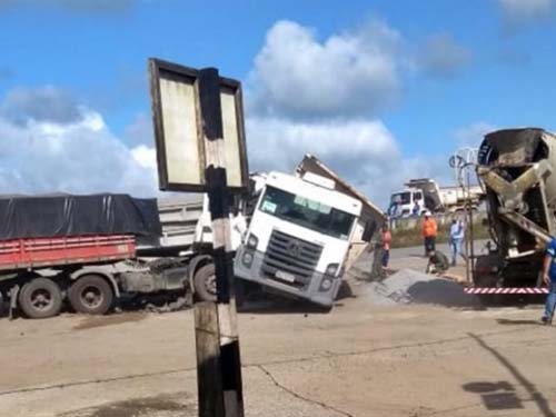 Acidente entre carreta e caçamba deixa uma pessoa morta na BR-101