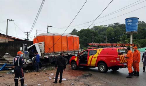Acidente na Pindorama: Caminhão com Banheiros Químicos Colide com Poste