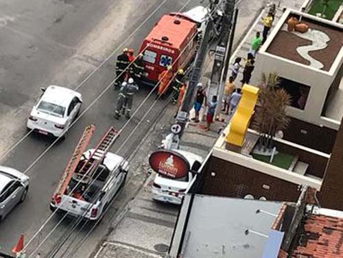 Condutor perde controle de veículo e colide em poste na Ponta Verde