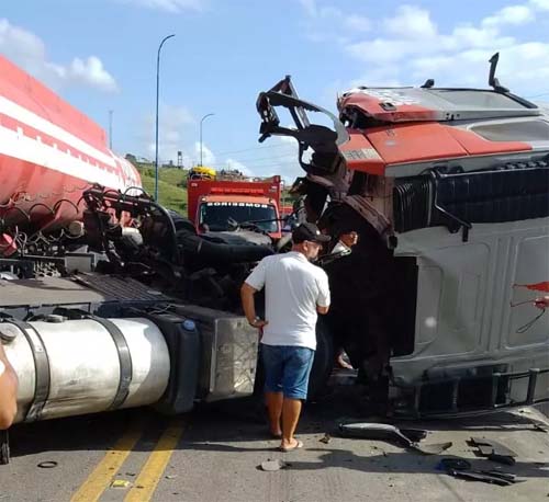 Morre no HGE motorista de carreta envolvida em grave colisão na BR-316