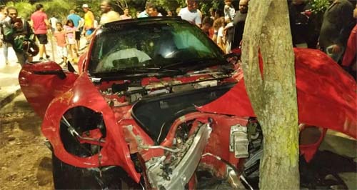 Motorista de Porsche perde controle e colide com árvore em Arapiraca