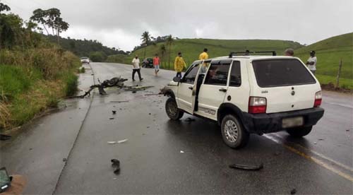 Motocicleta pega fogo após colisão na AL 105 em Porto Calvo