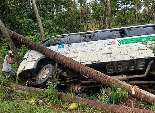 Van com passageiros tomba após se envolver em acidente na AL-101 Norte