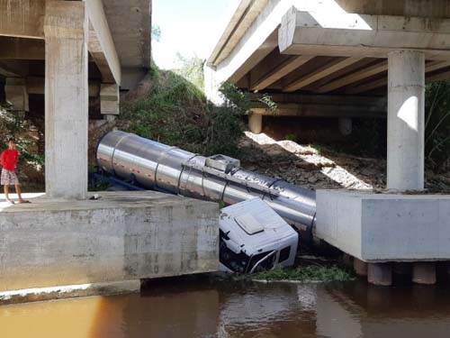 Caminhão-tanque cai de ponte em Porto Real do Colégio, AL