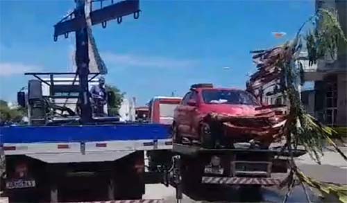 Motorista perde controle do carro e cai no Riacho Salgadinho em Maceió