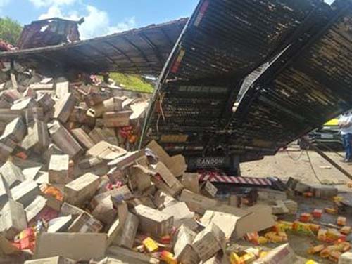 Caminhão com caixas de café cai de viaduto na BR-101 em Rio Largo