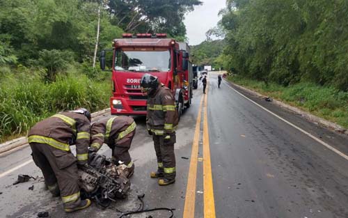 Carro e carreta colidem e motorista fica ferido em Rio largo