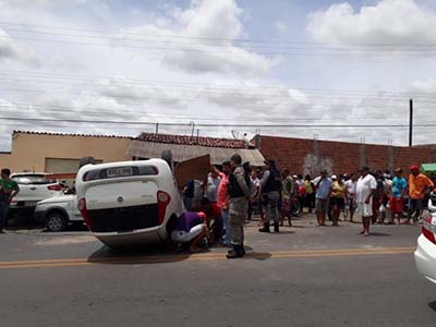 Veículo capota após motorista perder o controle em Santana do Ipanema