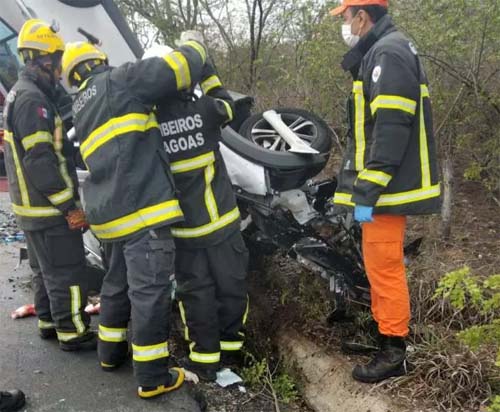 Três pessoas morrem e outras duas ficam feridas em grave acidente no Sertão