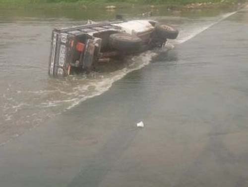 Vídeo: Motorista perde o controle de caminhonete ao passar por ponte em Santana do Ipanema