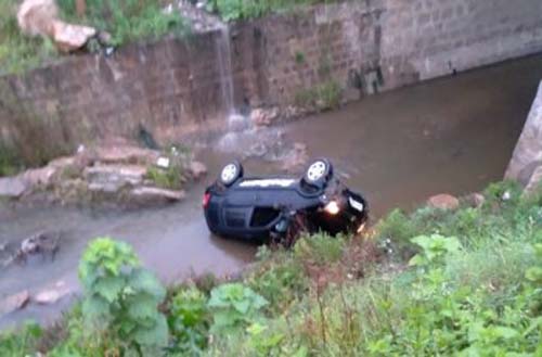 Veículo despenca de ponte e vai parar em córrego no centro de Santana do Ipanema