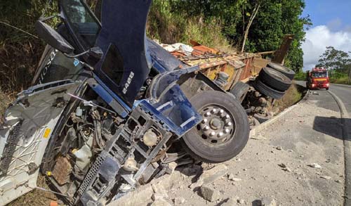 Caminhão com tijolos tomba e deixa feridos na BR-104, em São José da Laje