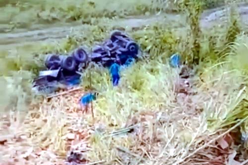 Caminhão sobra em curva e cai em ribanceira na BR-103 em São José da Laje