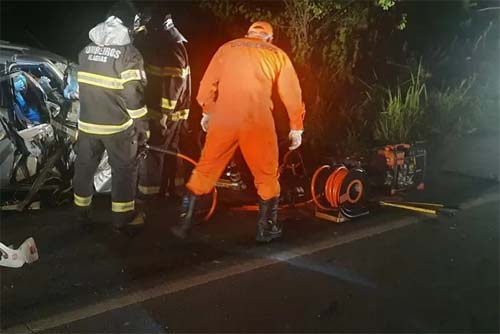 Colisão entre Hilux e Polo deixa uma pessoa morta e outras presas às ferragens, na AL-101 Norte