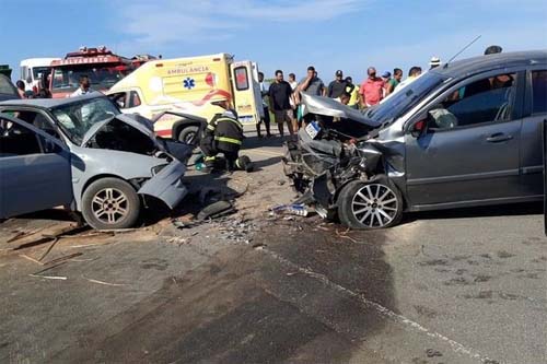 Acidente grave na AL-105 resulta em quatro feridos graves após colisão frontal