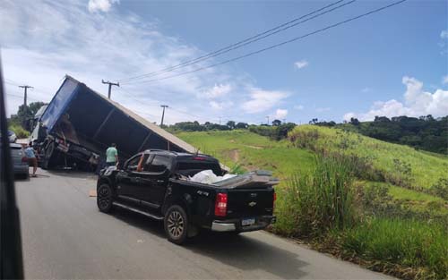 Acidente com carreta deixa trânsito lento na AL-101 Norte