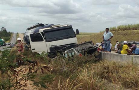 Acidente envolvendo três veículos deixa trânsito lento na BR 101 em São Miguel dos Campos