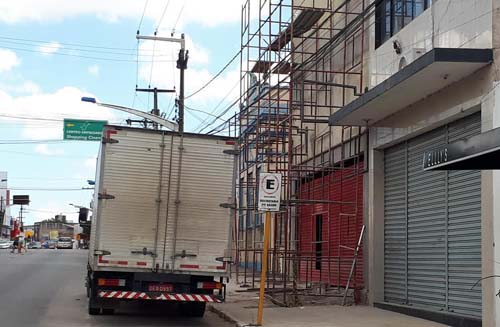 Trabalhador sofre descarga elétrica e cai de andaime enquanto realizava pintura de loja em São Miguel dos Campos