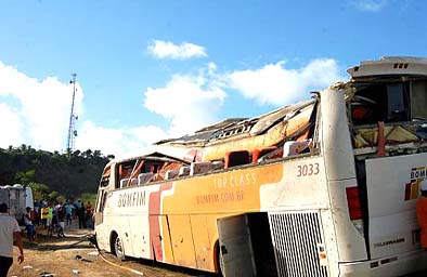 Capotamento de ônibus deixa quatro mortos na BR 101