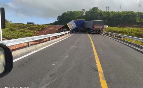 Acidente entre caminhões bloqueia trecho da BR-101, em São Miguel dos Campos
