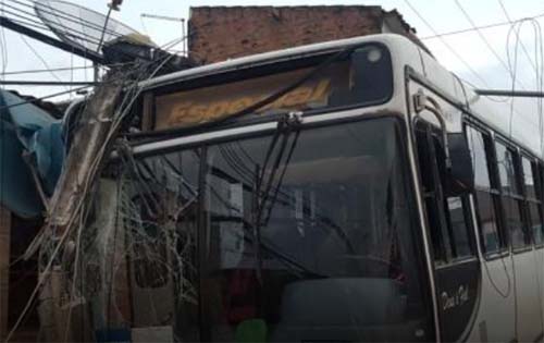 Ônibus fica sem freios, bate em poste e deixa moradores sem energia em São Miguel dos Campos