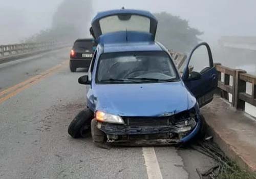 Carro gira na pista e atinge parapeito de ponte em São Miguel dos Campos