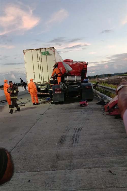 Colisão entre caminhões deixa homem preso às ferragens em São Miguel dos Campos