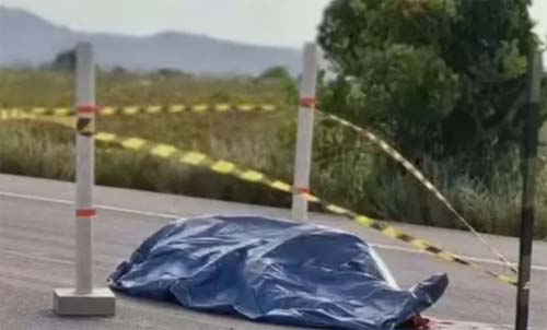 Homem morre ao cair de moto e ser atropelado por carreta na BR-101, em São Sebastião
