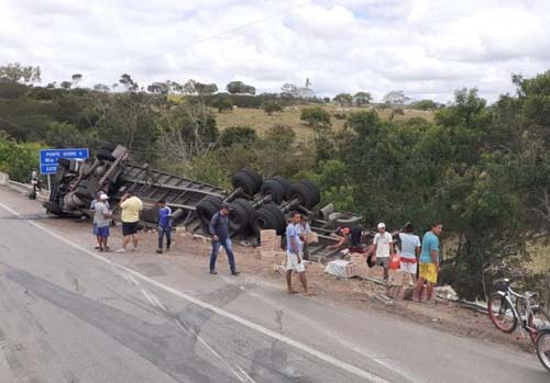 Carreta vira e carga de biscoitos é saqueada por populares na BR-101