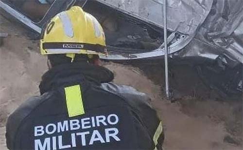 Condutor morre após perder o controle da direção e cair de viaduto na BR-101