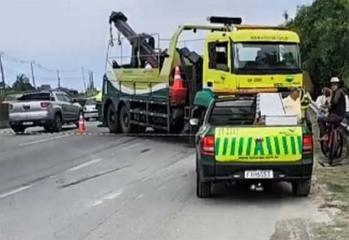 Carreta tomba e esmaga carro, matando família no litoral de São Paulo