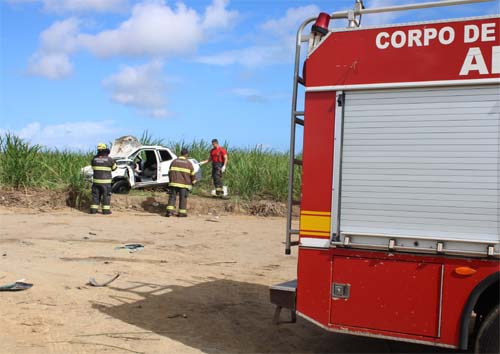 Corpo de Bombeiros resgata vítimas de acidente em ribanceira em São Luís do Quitunde