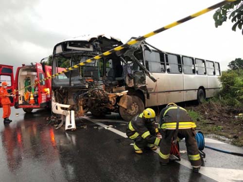 Colisão entre ônibus e carreta deixa três feridos na BR-316, em Satuba