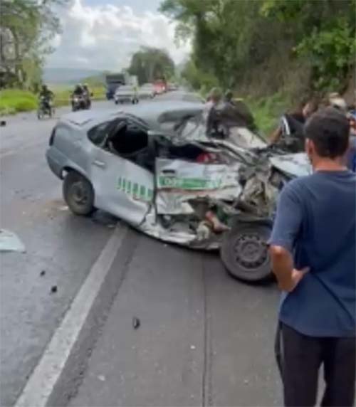Colisão entre micro-ônibus e táxi deixa dois mortos na BR-316, em Satuba